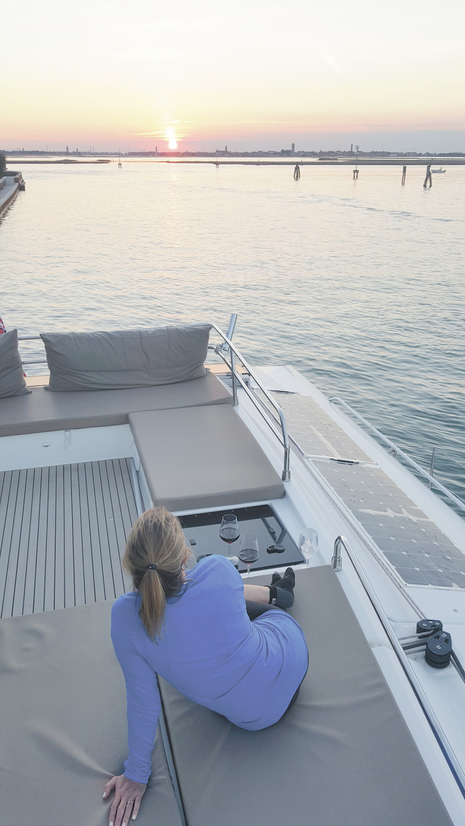 Coucher de soleil sur Venise, et pourtant, le catamaran est seul au mouillage…