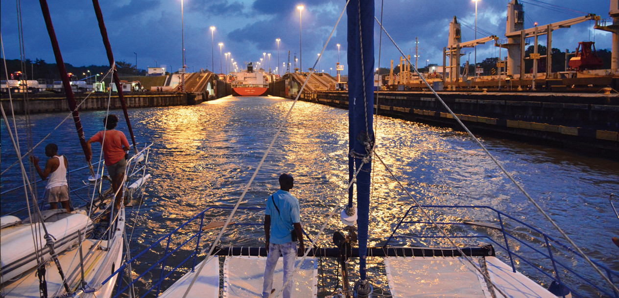 Les premières écluses, tout le monde à bord est tendu.