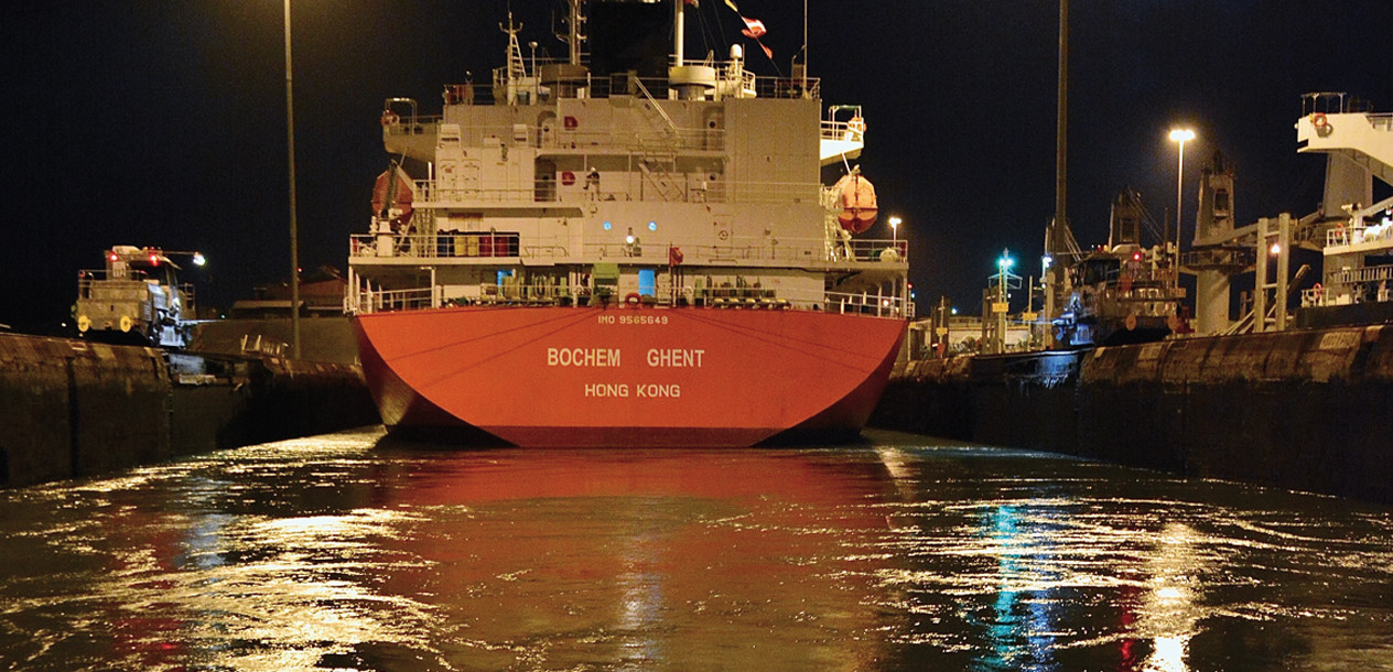 L’eau monte, formant des tourbillons de courant à faire grincer sévèrement les aussières retenant les voiliers.