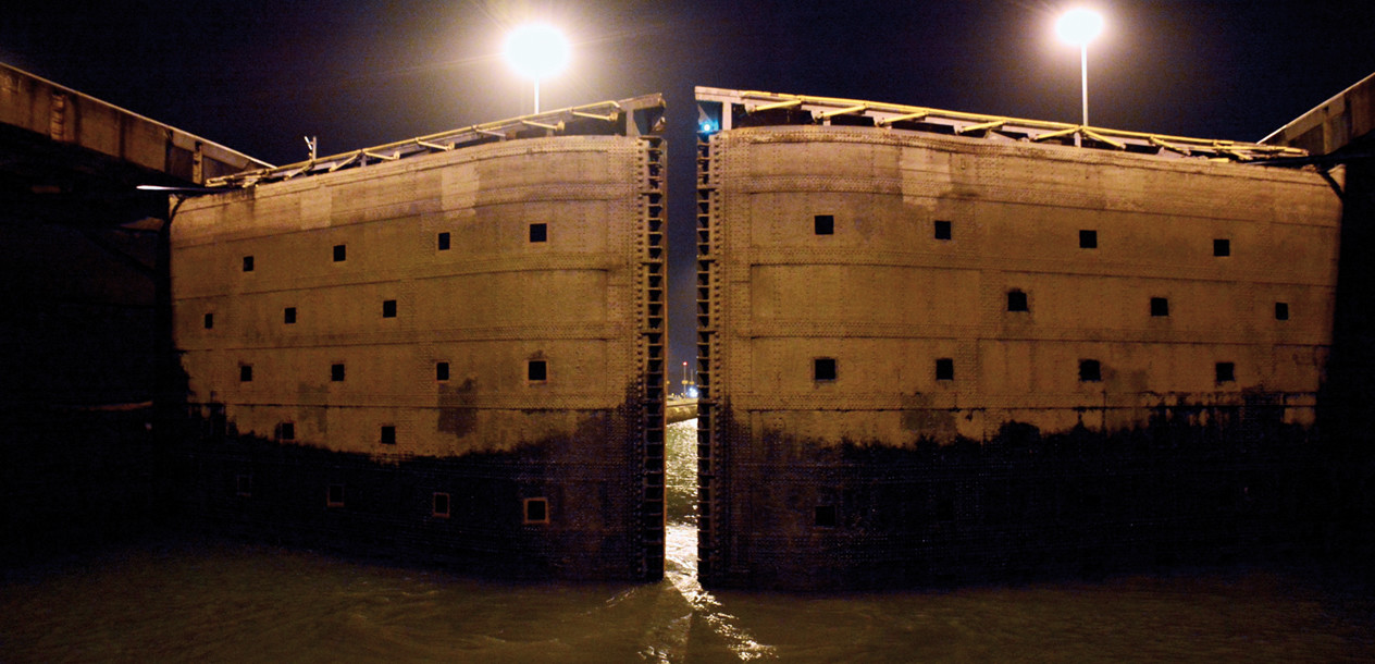 Fermeture des portes, elles sont poussées par des vérins hydrauliques, puis nous montons de 8 mètres dans chaque chambre.