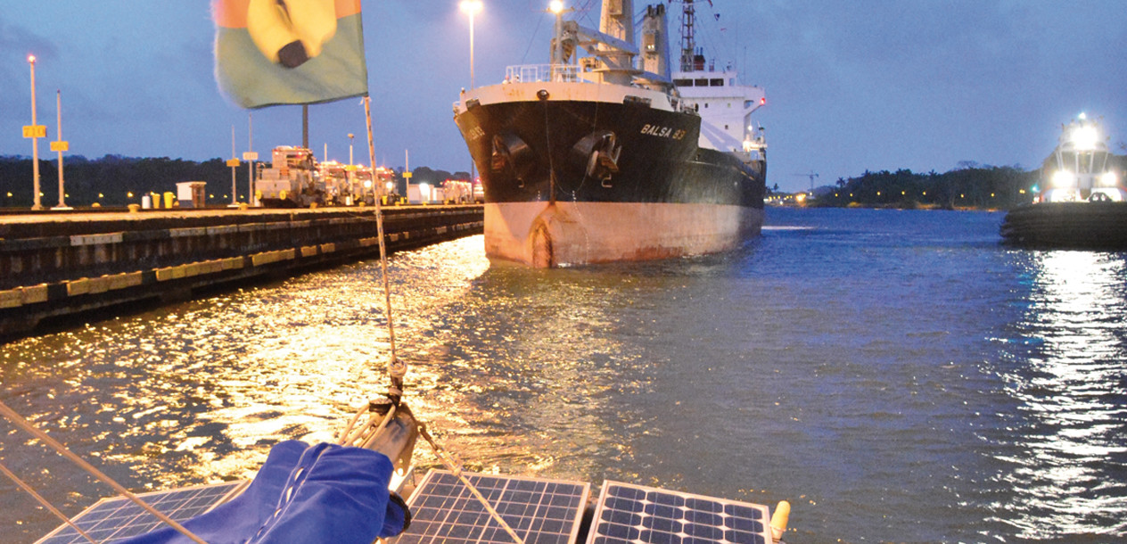 Durant la descente, nous sommes à l’avant avec de (très) gros cargos juste derrière nous. Impressionnant !