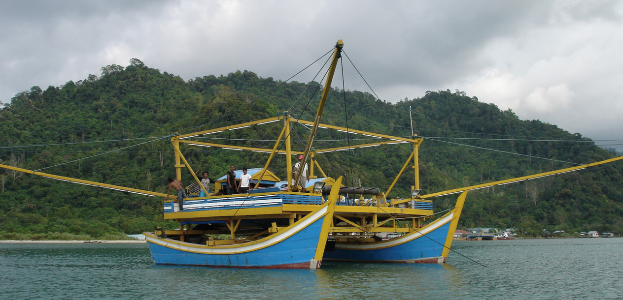 Les fameuses plates-formes de pêche catamarans que nous trouverons tout au long de notre périple.