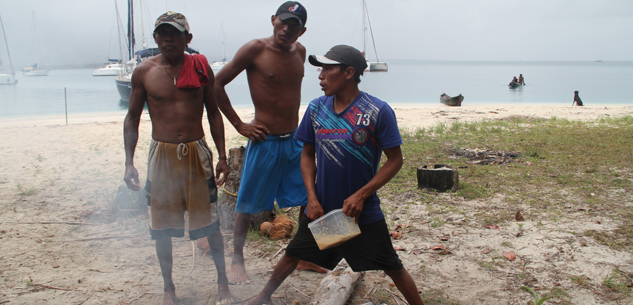 Petit barbecue improvisé avec les "bateaux-copains" et nos amis Kunas.