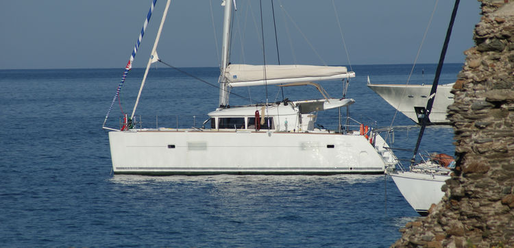 Un catamaran compact et facile à vivre, en mer comme au mouillage.