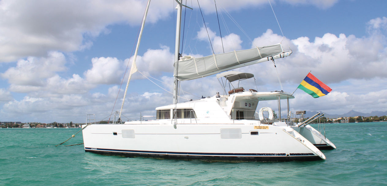 Un catamaran arborant fièrement le pavillon de l