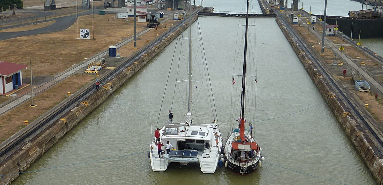 Un catamaran en transit sur le canal de Panama. Les multicoques sont beaucoup plus nombreux en pourcentage une fois arrivé dans le Pacifique… De vrais bateaux de voyage !