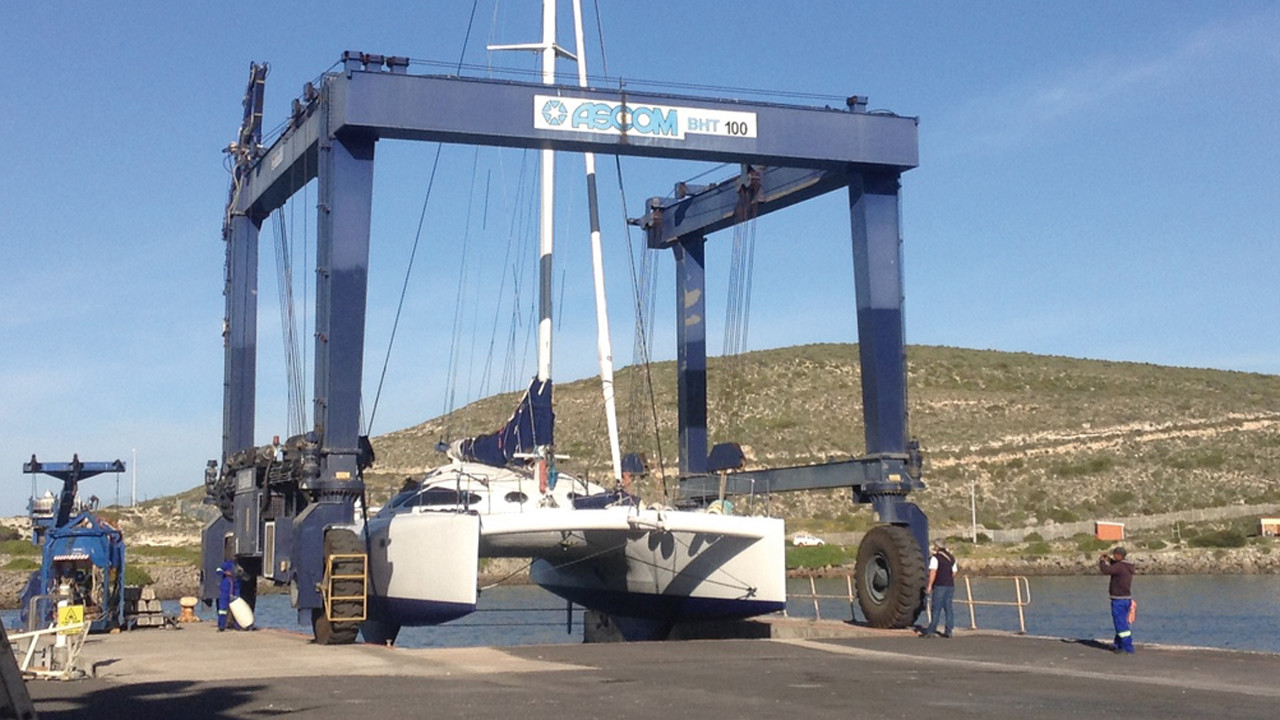 P'tit Filou au mouillage. Le catamaran est maintenant en vente…