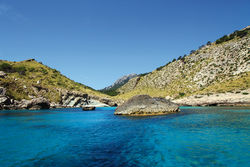 Majorque : oubliez le béton et découvrez les calanques désertes en multicoque !