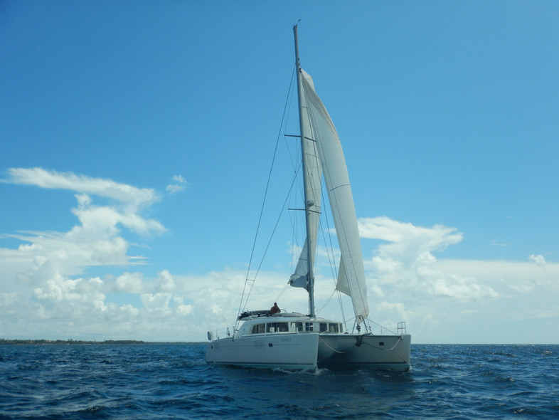 Couple heureux en mer