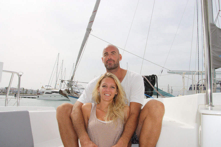 Couple heureux en mer