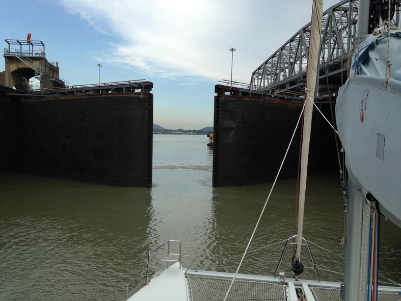 Couple heureux en mer
