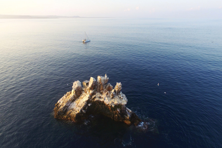Jeune photographe en bateau