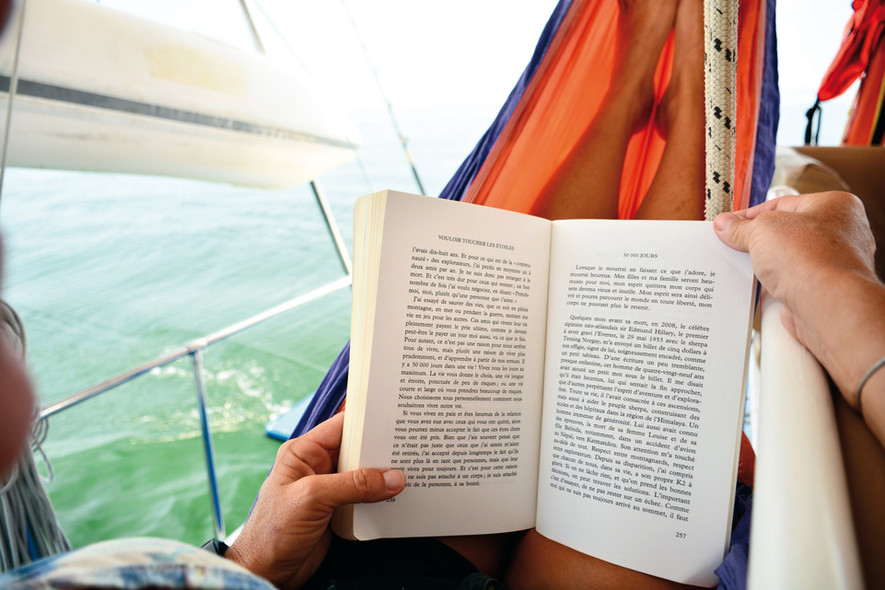 Jeune photographe en bateau