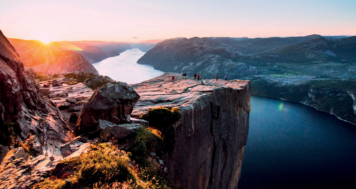 Découvrir la falaise de Preikestolen – son plateau culmine 604 mètres  au-dessus du Lysefjord – est un must : 300 000 randonneurs s’y rendent  chaque année !