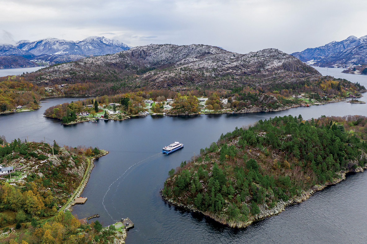 La plupart des fjords sont si profonds qu’il est impossible d’y mouiller – mais certaines zones sont heureusement plus plates et se prêtent aux escales.