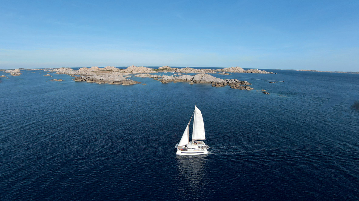 Notre Bali se prête au jeu du louvoyage sous le vent des îles Lavezzi.