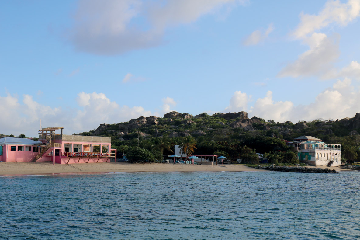 Au sud du port de Spanish Town, un petit lagon permet de loger 5 ou 6 bateaux très près de la plage… mais gare à la houle, qui peut rendre le mouillage très inconfortable, voire dangereux.