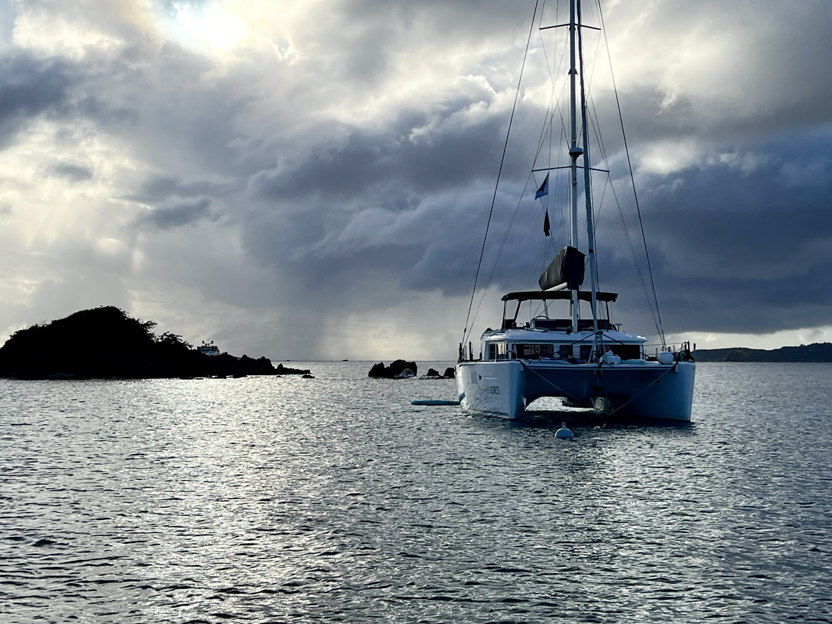 Dans certaines baies, l’ancrage est interdit, il faut donc s’amarrer à une bouée pour moins de 30 $ la nuit.