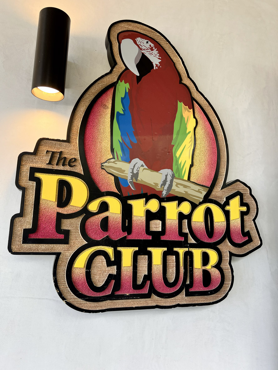 Comme partout dans les Caraïbes, la couleur est omniprésente, des plaques d’immatriculation aux enseignes.