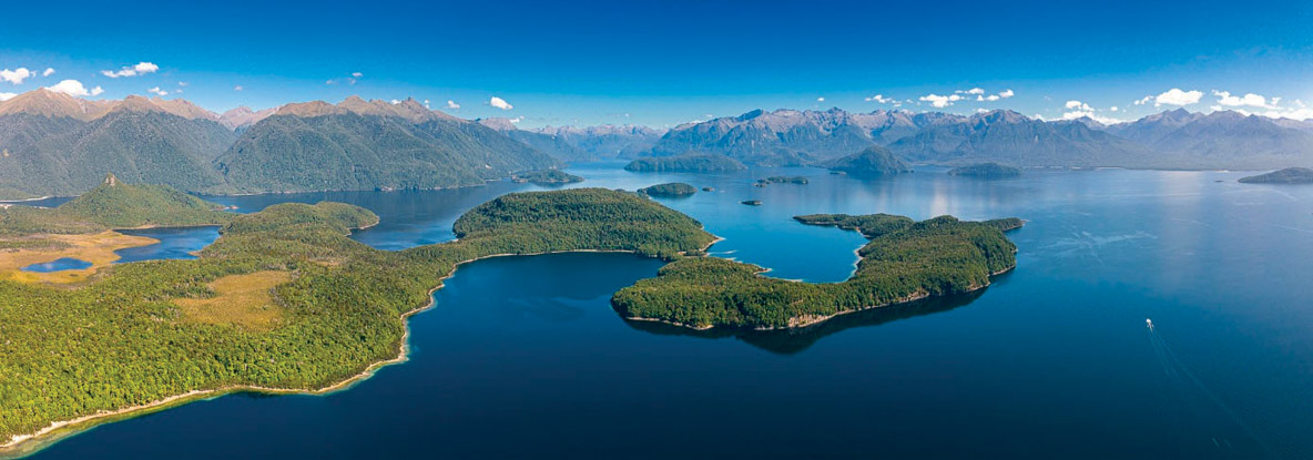 La route jusqu’au lac nous offre de belles vues  sur Deep Cove et les montagnes alentour.