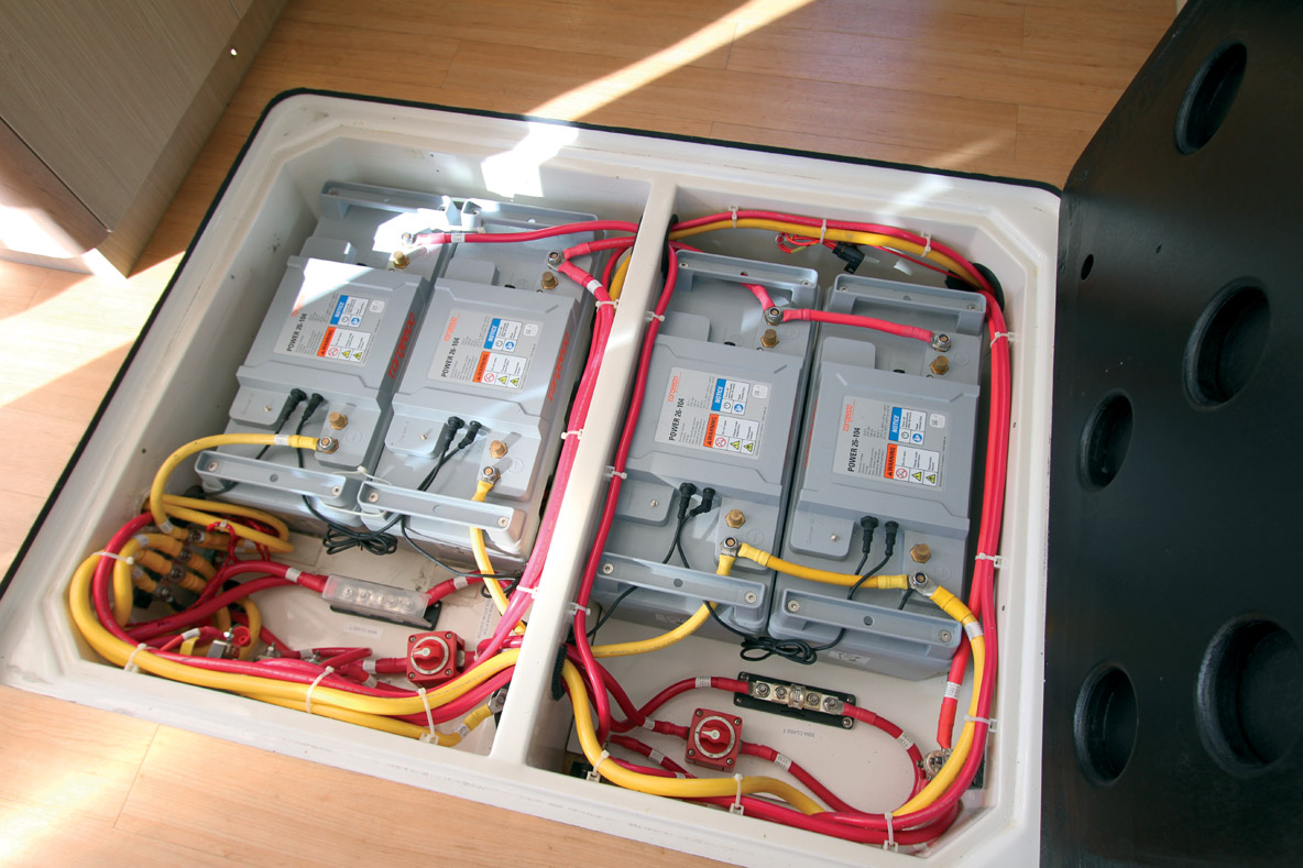 L’installation électrique doit impérativement intégrer un régulateur de charge et  un bon parc batteries. Une interface spécifique est évidemment un plus.