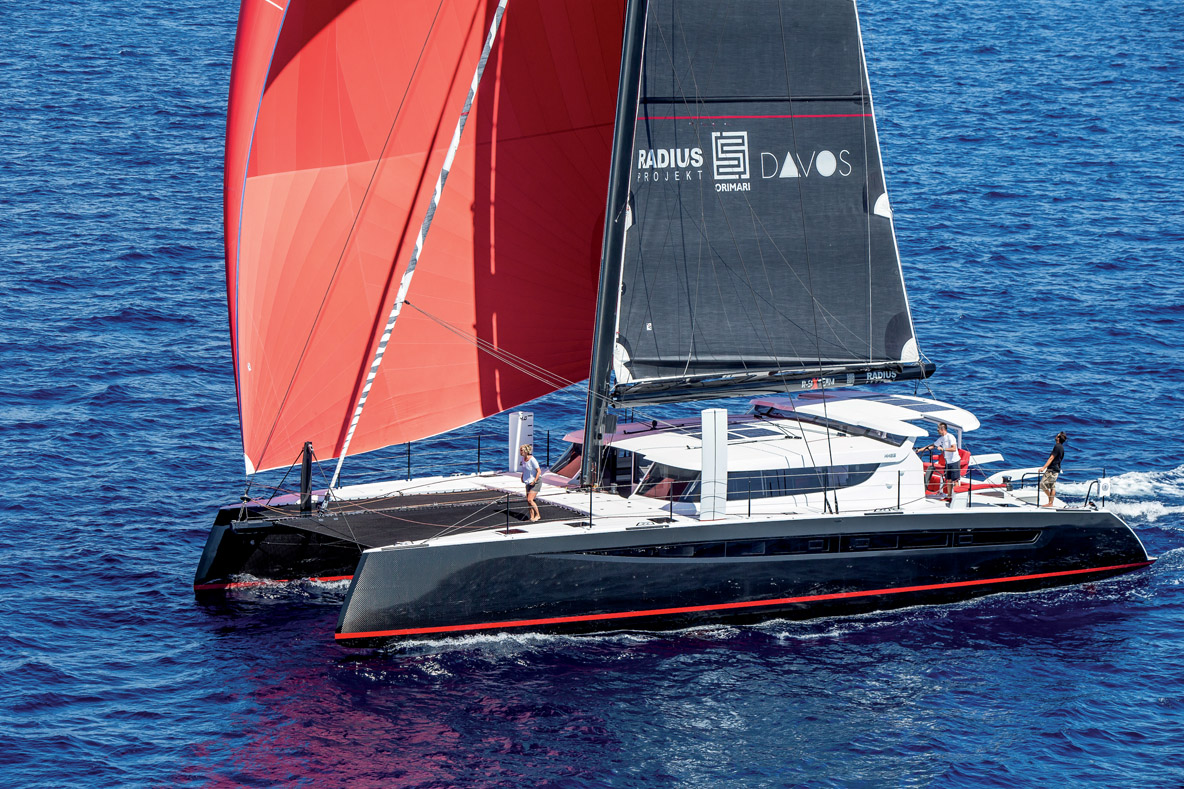 Le Gunboat 68 et le HH66 sont deux catamarans de croisière équipés en série de dérives qui font office de plans porteurs.