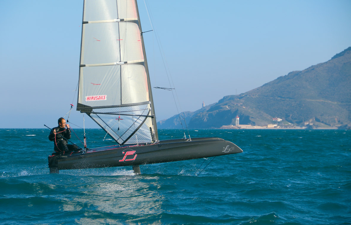 L’Ifly 15 est l’un des plus petits – et sans doute un des plus excitants ! – catamarans de sport à foils.