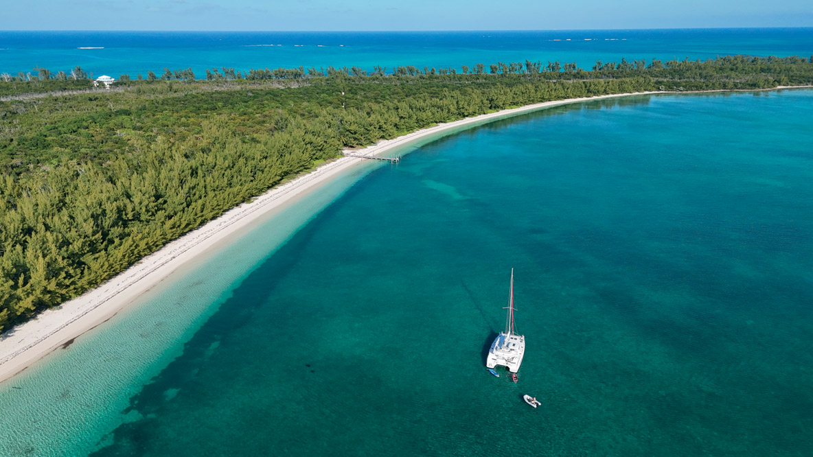 Le multicoque, avec son tirant d’eau réduit, est un support parfait pour  ces plans d’eau peu profonds. 