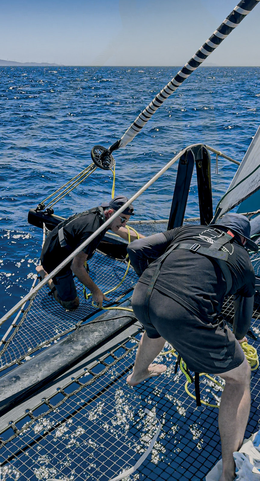 A la manœuvre sur les trampolines – l’accastillage est parfaitement dimensionné pour gérer la puissance de l’ORC 57.