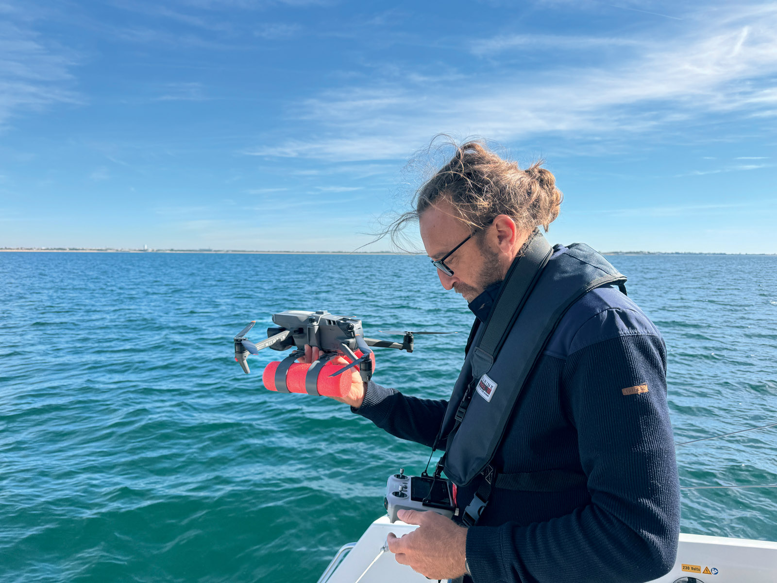 Les flotteurs permettent au drone « d’amerrir » en cas  d’urgence… mais les qualités aérodynamiques du drone  sont sensiblement affectées.