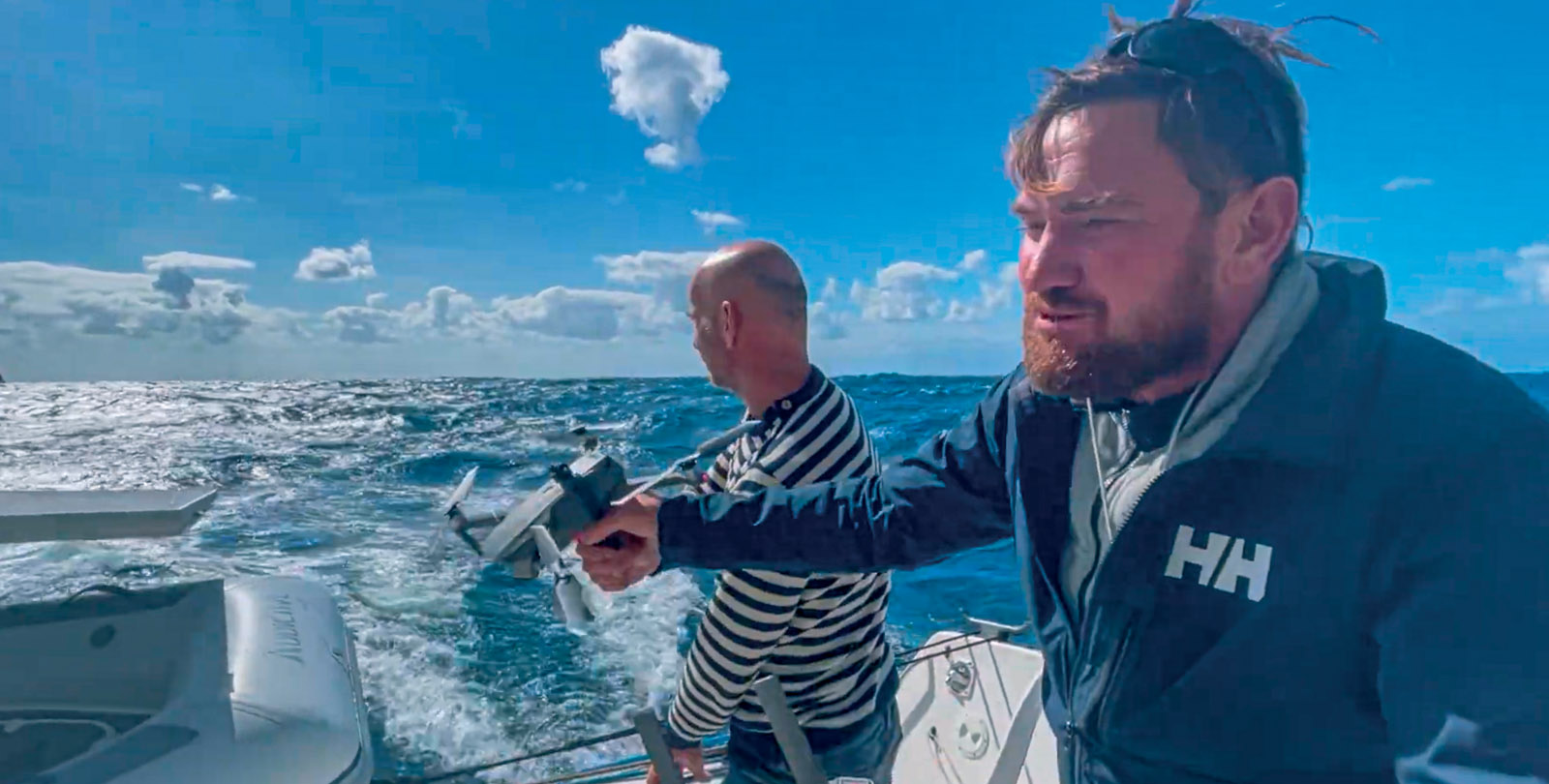 La petite poignée verticale se fixe au moyen d’un étrier sur le corps du drone. Un super équipement bien pratique pour saisir le drone mais malheureusement très fragile.