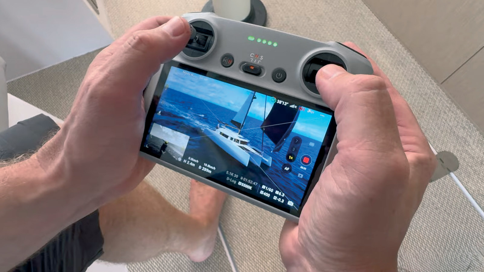 La télécommande avec écran intégrée est un plus – elle laisse libre votre téléphone et prévient des soucis de batterie, de connectique et autres coups de chaud que connaissent les smartphones.