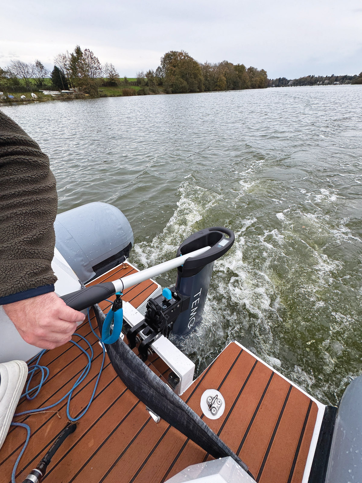 Le Temo 1000 permet de naviguer à <br/>5 nœuds pendant 90 minutes environ ;<br/> l’annexe a été optimisée pour un  <br/>moteur électrique trois fois plus <br/>puissant qui va bientôt être <br/>proposé sur le marché.
